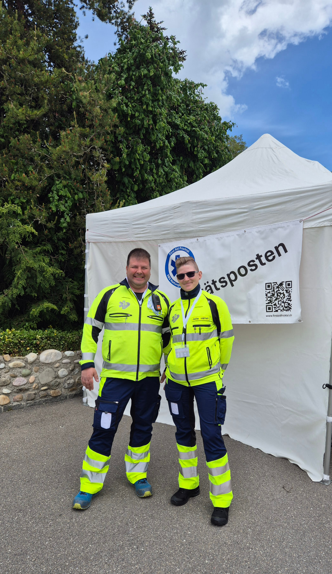 Diego und Julia vor dem Sanitätsposten-Zelt