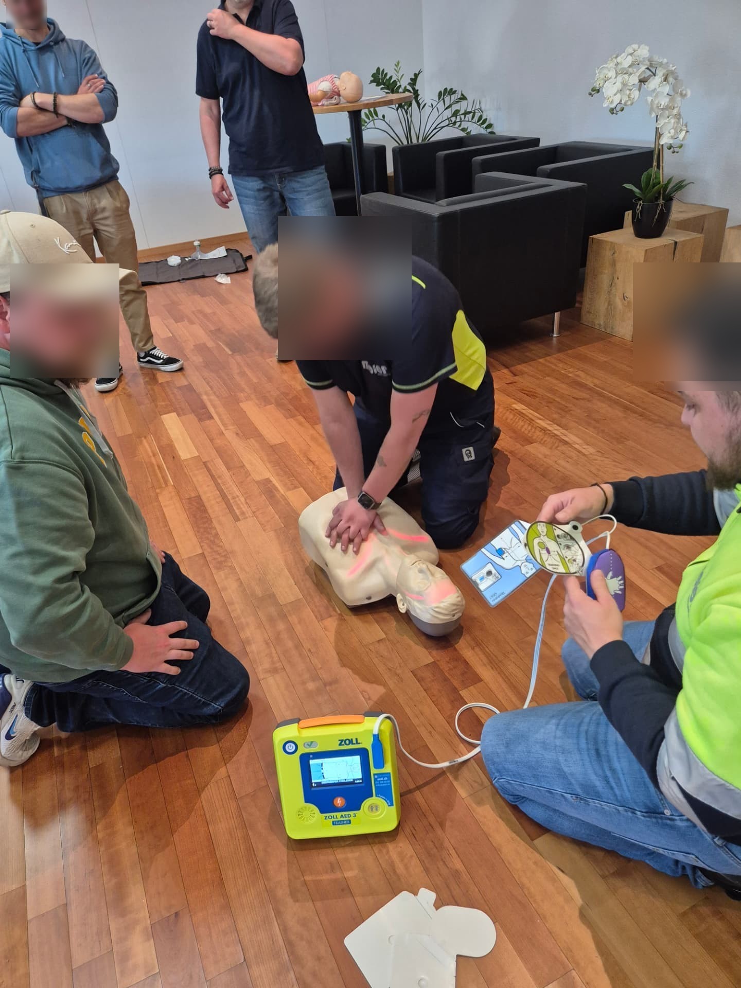 AED-Training an der Übungspuppe