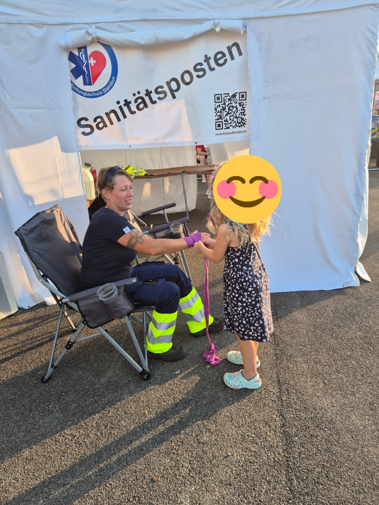 Kind erhält einen Verband am Sanitätsposten