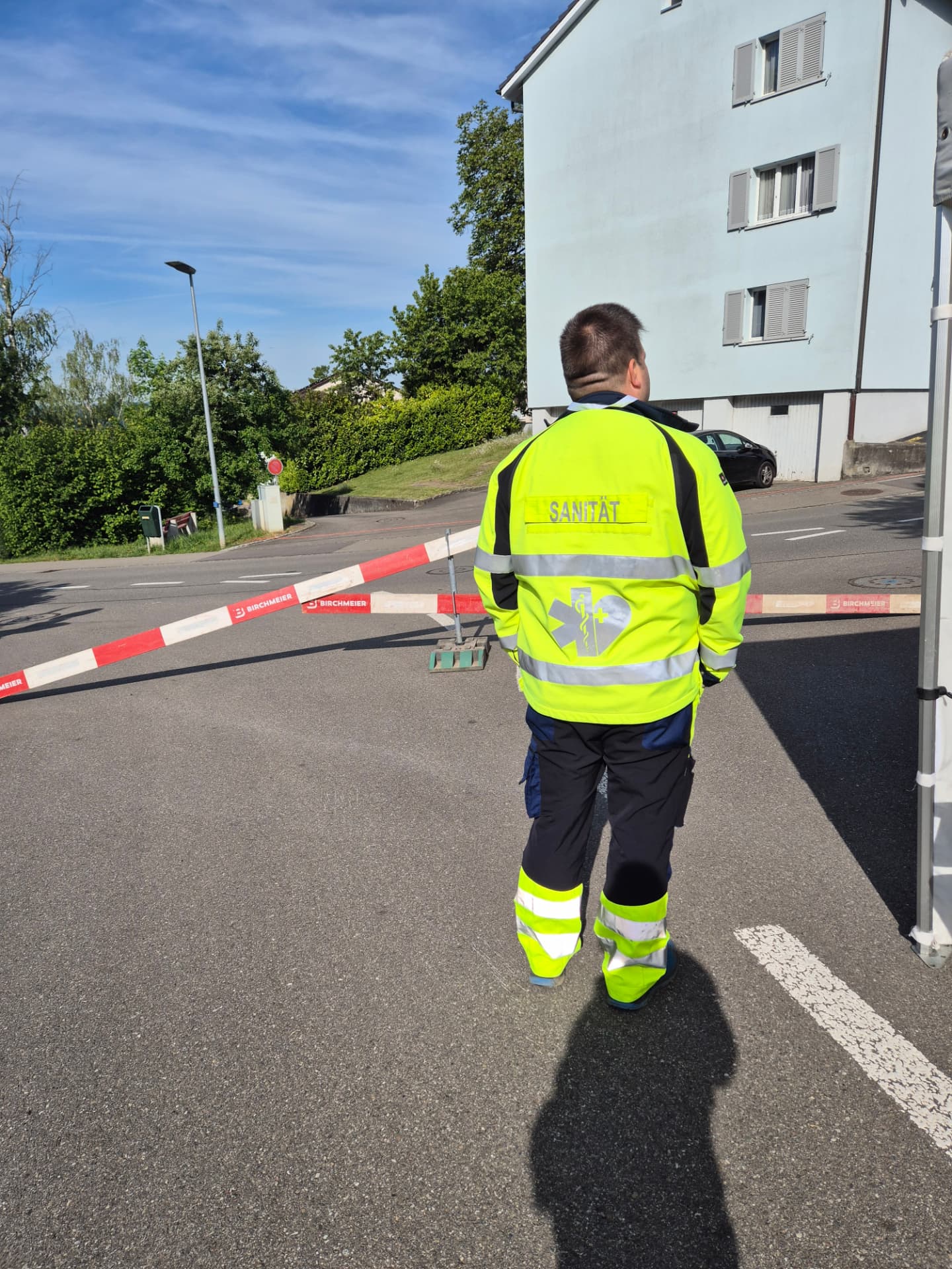 Sanitäter im Einsatz an der Absperrung